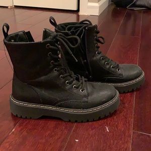 Black combat boot women’s size 7